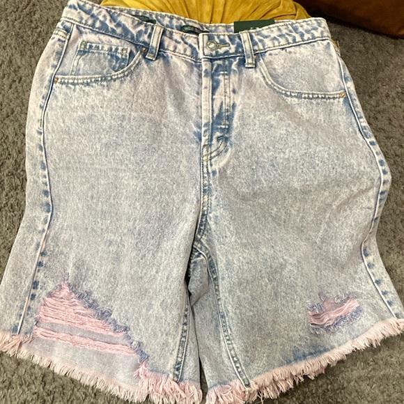 NWT Wild Fable pink acid wash, distressed, high rise bermuda jeans shorts, sz 6 - Picture 2 of 9